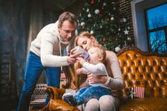 Año Nuevo del tema y días de fiesta de la Navidad en atmósfera de la familia El humor celebra el papá y al hijo jovenes caucásico fotos de archivo libres de regalías Año Nuevo del tema y días de fiesta de la Navidad en atmósfera de la familia El humor celebra el papá y al hijo jovenes caucásico fotos de archivo libres de regalías