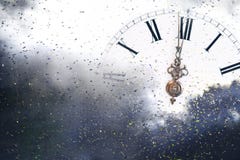 Año Nuevo en la medianoche - viejas luces del reloj y del día de fiesta Imagen de archivo