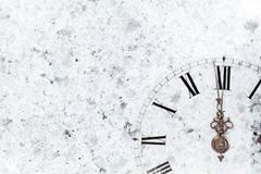 Año Nuevo en la medianoche - viejas luces del reloj y del día de fiesta Foto de archivo libre de regalías