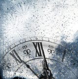 Año Nuevo en la medianoche - viejas luces del reloj y del día de fiesta Fotos de archivo libres de regalías