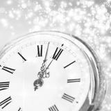 Año Nuevo en la medianoche - viejas luces del reloj y del día de fiesta Imagenes de archivo