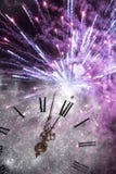 Año Nuevo en la medianoche - viejas luces del reloj y del día de fiesta Imagenes de archivo