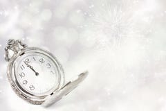 Año Nuevo en la medianoche - viejas luces del reloj y del día de fiesta Imagen de archivo libre de regalías