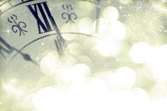 Año Nuevo en la medianoche - viejas luces del reloj y del día de fiesta Fotos de archivo