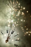 Año Nuevo en la medianoche - viejas luces del reloj y del día de fiesta Imagenes de archivo