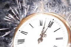 Año Nuevo en la medianoche - viejas luces del reloj y del día de fiesta Imagen de archivo