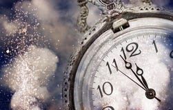 Año Nuevo en la medianoche - viejas luces del reloj y del día de fiesta Foto de archivo