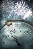 Año Nuevo en la medianoche - viejas luces del reloj y del día de fiesta Foto de archivo
