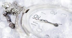 Año Nuevo en la medianoche - viejas luces del reloj y del día de fiesta Fotografía de archivo libre de regalías