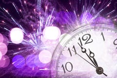 Año Nuevo en la medianoche - viejas luces del reloj y del día de fiesta Imágenes de archivo libres de regalías