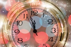 Año Nuevo en la medianoche - viejas luces del reloj y del día de fiesta Imágenes de archivo libres de regalías