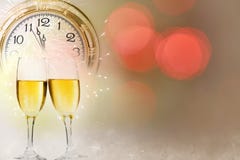 Año Nuevo en la medianoche - viejas luces del reloj y del día de fiesta Foto de archivo libre de regalías