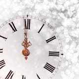 Año Nuevo en la medianoche - viejas luces del reloj y del día de fiesta Imagen de archivo libre de regalías