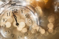 Año Nuevo en la medianoche - viejas luces del reloj y del día de fiesta Imagen de archivo