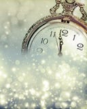 Año Nuevo en la medianoche - viejas luces del reloj y del día de fiesta Fotos de archivo