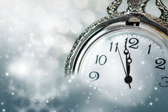 Año Nuevo en la medianoche - viejas luces del reloj y del día de fiesta Fotografía de archivo