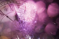 Año Nuevo en la medianoche - viejas luces del reloj y del día de fiesta Fotos de archivo libres de regalías