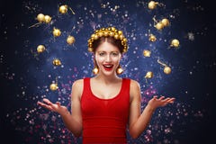 Año Nuevo, la Navidad, concepto de los días de fiesta - mujer sonriente en vestido con la caja de regalo sobre fondo de las luces Fotos de archivo libres de regalías Año Nuevo, la Navidad, concepto de los días de fiesta - mujer sonriente en vestido con la caja de regalo sobre fondo de las luces Fotos de archivo libres de regalías