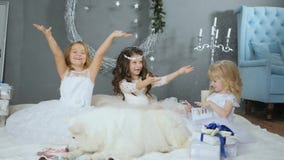 Año Nuevo mágico, niños en los vestidos blancos con nieve artificial en el estudio en photoshoot del invierno con el animal domés metrajes Año Nuevo mágico, niños en los vestidos blancos con nieve artificial en el estudio en photoshoot del invierno con el animal domés metrajes