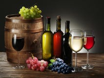 Aún-vida con el vino, los quesos y las frutas imagenes de archivo Aún-vida con el vino, los quesos y las frutas imagenes de archivo