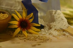Aún vida rústica con los wildflowers, los granos de avena y un paquete de harina Foto de archivo libre de regalías Aún vida rústica con los wildflowers, los granos de avena y un paquete de harina Foto de archivo libre de regalías
