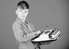 B?d? wiadomo?ci reporterem ?liczny dziecko reporter na b??kitnym tle Ma?y reporter trzyma retro maszyn? do pisania troch? zdjęcie stock B?d? wiadomo?ci reporterem ?liczny dziecko reporter na b??kitnym tle Ma?y reporter trzyma retro maszyn? do pisania troch? zdjęcie stock