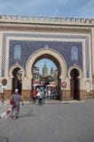Bab Bou Jeloud den blåa porten, strömförsörjningen utfärda utegångsförbud för ingången till olen royaltyfri fotografi Bab Bou Jeloud den blåa porten, strömförsörjningen utfärda utegångsförbud för ingången till olen royaltyfri fotografi