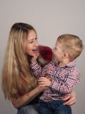 Babci mienia wnuk na jej podołku fotografia stock Babci mienia wnuk na jej podołku fotografia stock
