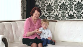 Babcia i wnuk ogląda TV wpólnie zbiory wideo Babcia i wnuk ogląda TV wpólnie zbiory wideo