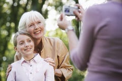 Babcia Z wnuczką Pozuje Dla fotografii fotografia stock Babcia Z wnuczką Pozuje Dla fotografii fotografia stock