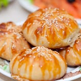 Babeczki samosa z sezamowymi ziarnami na świątecznym stole Zdjęcia Stock Babeczki samosa z sezamowymi ziarnami na świątecznym stole Zdjęcia Stock