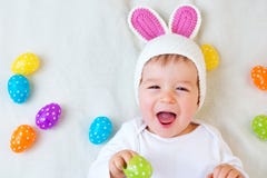 Baby boy in bunny hat lying on green blanket with royalty free stock photography Baby boy in bunny hat lying on green blanket with royalty free stock photography