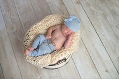 Baby Boy Sleeping in a Bucket Stock Photography Baby Boy Sleeping in a Bucket Stock Photography