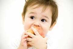 Baby, das auf Tabelle mit Obst und Gemüse sitzt und einen Apfel lokalisiert auf weißem Hintergrund isst lizenzfreies stockfoto Baby, das auf Tabelle mit Obst und Gemüse sitzt und einen Apfel lokalisiert auf weißem Hintergrund isst lizenzfreies stockfoto