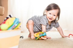 Baby, das auf Wolldecke spielt stockbild Baby, das auf Wolldecke spielt stockbild
