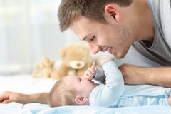 Baby, das mit seinem Vater spielt stockbilder Baby, das mit seinem Vater spielt stockbilder