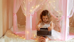 Baby, das Tablette im Schlafzimmer verwendet Kind, das ein Video auf einem Bildschirm aufpasst und in ihrem Raum spielt stock video footage Baby, das Tablette im Schlafzimmer verwendet Kind, das ein Video auf einem Bildschirm aufpasst und in ihrem Raum spielt stock video footage