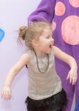Baby in een mooie kleding die merrily lachen royalty-vrije stock foto Baby in een mooie kleding die merrily lachen royalty-vrije stock foto