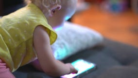 Baby het spelen met celtelefoon stock videobeelden Baby het spelen met celtelefoon stock videobeelden