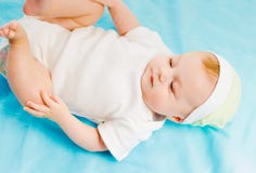 Baby lying on a blue plaid Royalty Free Stock Photos Baby lying on a blue plaid Royalty Free Stock Photos
