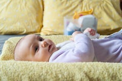 baby op de veranderende lijst stock fotografie baby op de veranderende lijst stock fotografie