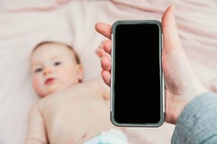 Baby- und mathertelefon in der Hand Lizenzfreies Stockfoto Baby- und mathertelefon in der Hand Lizenzfreies Stockfoto