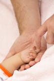 Baby& x27 χέρι και father& x27 του s όπλα του s στοκ φωτογραφίες με δικαίωμα ελεύθερης χρήσης Baby& x27 χέρι και father& x27 του s όπλα του s στοκ φωτογραφίες με δικαίωμα ελεύθερης χρήσης
