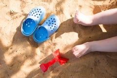 baby& x27; ноги s в песке пляжа, голубые темповые сальто сальто и лопаткоулавливатель игрушки, игра в ящике с песком стоковые фотографии rf baby& x27; ноги s в песке пляжа, голубые темповые сальто сальто и лопаткоулавливатель игрушки, игра в ящике с песком стоковые фотографии rf