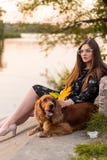 Babyhond het lopen oefening met eigenaars voor gezondheidsconcept, in de avond op de parkachtergrond, zonsondergang royalty-vrije stock afbeeldingen Babyhond het lopen oefening met eigenaars voor gezondheidsconcept, in de avond op de parkachtergrond, zonsondergang royalty-vrije stock afbeeldingen