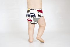 Babyjongen die doek opnieuw te gebruiken nappy dragen stock foto Babyjongen die doek opnieuw te gebruiken nappy dragen stock foto