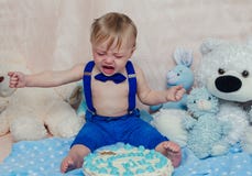 Babyjongen die terwijl het eten van zijn cake van de verjaardagspartij schreeuwen Stock Fotografie Babyjongen die terwijl het eten van zijn cake van de verjaardagspartij schreeuwen Stock Fotografie