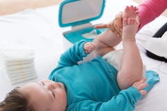 Babyjongen die voor door zijn moeder worden gegeven royalty-vrije stock foto Babyjongen die voor door zijn moeder worden gegeven royalty-vrije stock foto