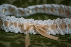 Babymeisje gehaakte hoofdband met beige lint royalty-vrije stock afbeeldingen Babymeisje gehaakte hoofdband met beige lint royalty-vrije stock afbeeldingen