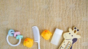 Babyzusätze für das Baden und Spielzeug auf Tuch mit Kopienraum, flache Lage lizenzfreies stockfoto Babyzusätze für das Baden und Spielzeug auf Tuch mit Kopienraum, flache Lage lizenzfreies stockfoto